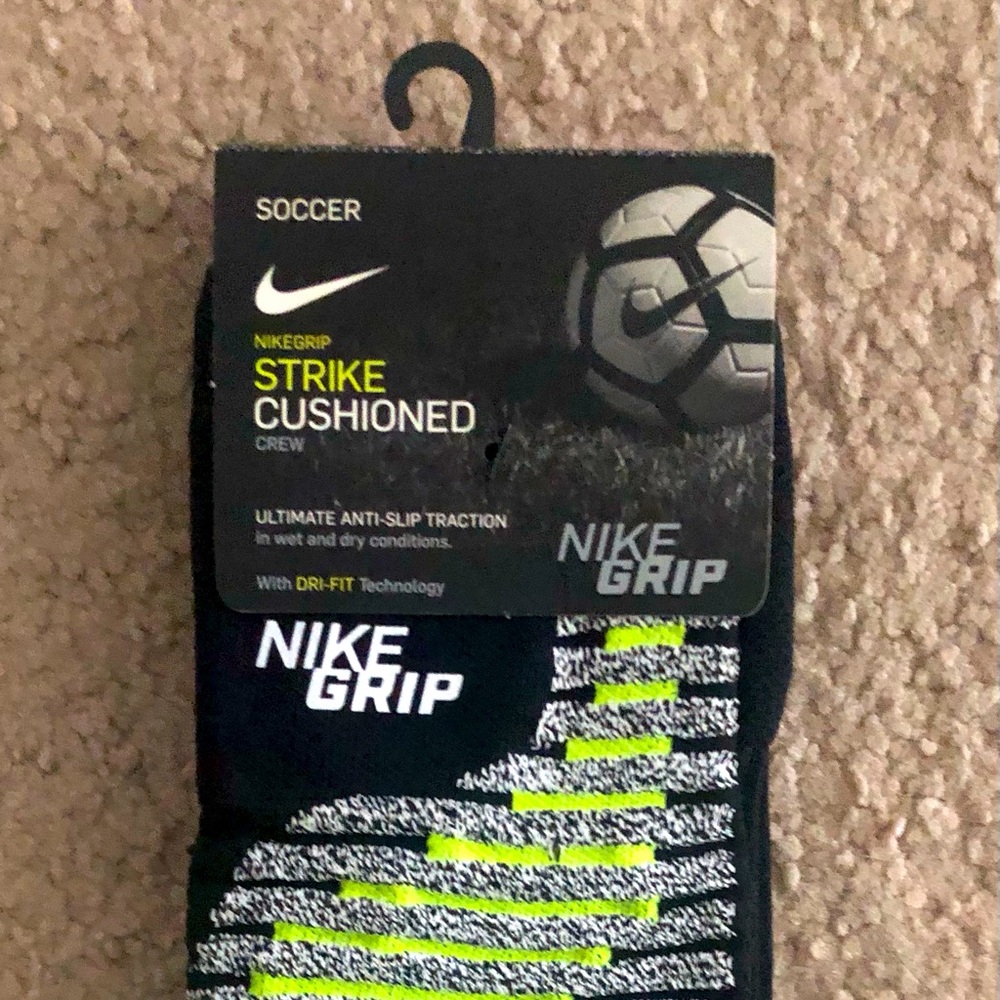 Nike Grip Strike Cushioned Crew Socks (Soccer)